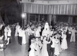 The Monarch Room's enlarged lanai hosted outdoor dancing parties.