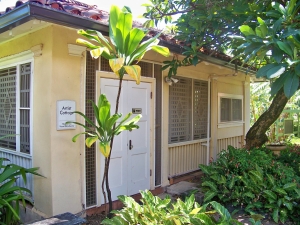 In the late 1940's, Hui No'eau founder, artist and art enthusiast Ethel Baldwin utilized the cottage behind the Main House at Kaluanui as her metal working studio. Today, the Hui's Artist Cottage provides accommodation to over 20 visiting artists annually who visit the Hui to teach classes and host lectures in all media. Artists share their knowledge and new visual arts techniques with our Maui community, while creating and being immersed in the magic and inspiration of Kaluanui! 