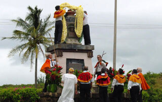 Prince Kūhio Memorial Park: the Royal Order of Kamehameha I, Chapter 3, “Kaumualii” placing lei in honor of Prince Kūhio during his birthday. Photo courtesy Royal Order of Kamehameha I, Kaumualiʻi Chapter 3.